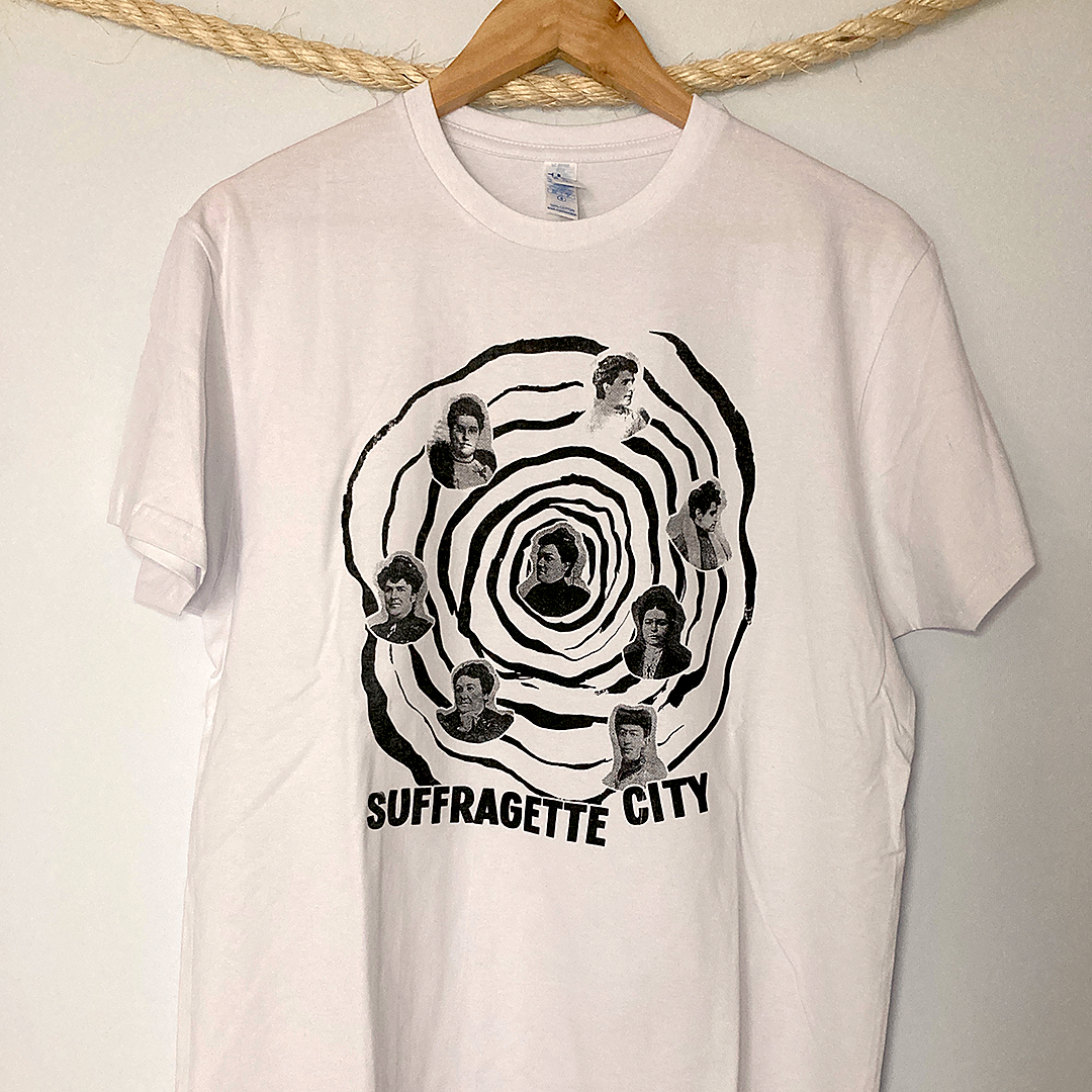 T-shirt com Sufragistas portuguesas (Beatriz Ângelo, Ana de Castro Osório, etc.) com o título Suffragette City, música de 1972 de David Bowie.