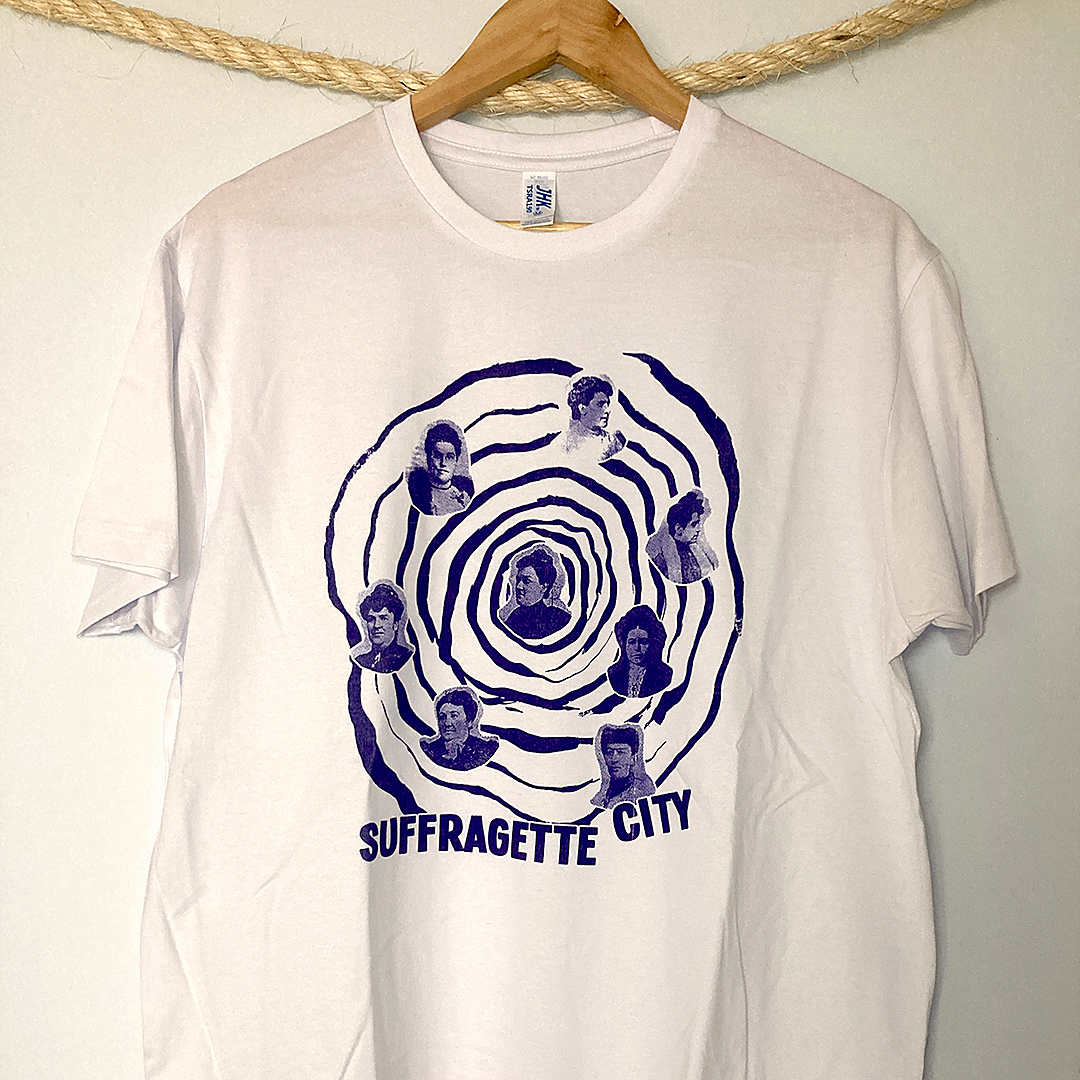 T-shirt com Sufragistas portuguesas (Beatriz Ângelo, Ana de Castro Osório, etc.) com o título Suffragette City, música de 1972 de David Bowie.