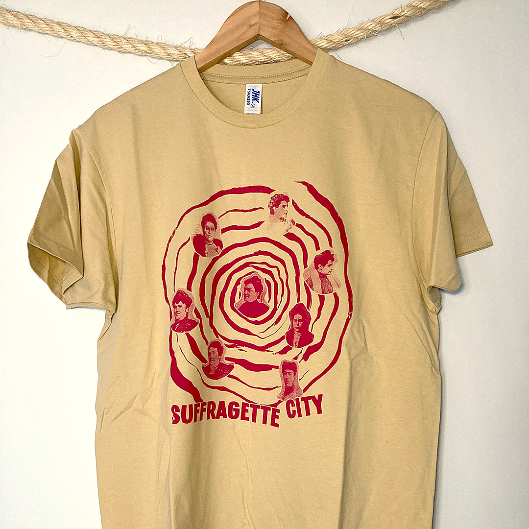 T-shirt com Sufragistas portuguesas (Beatriz Ângelo, Ana de Castro Osório, etc.) com o título Suffragette City, música de 1972 de David Bowie.