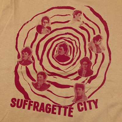 T-shirt com Sufragistas portuguesas (Beatriz Ângelo, Ana de Castro Osório, etc.) com o título Suffragette City, música de 1972 de David Bowie.
