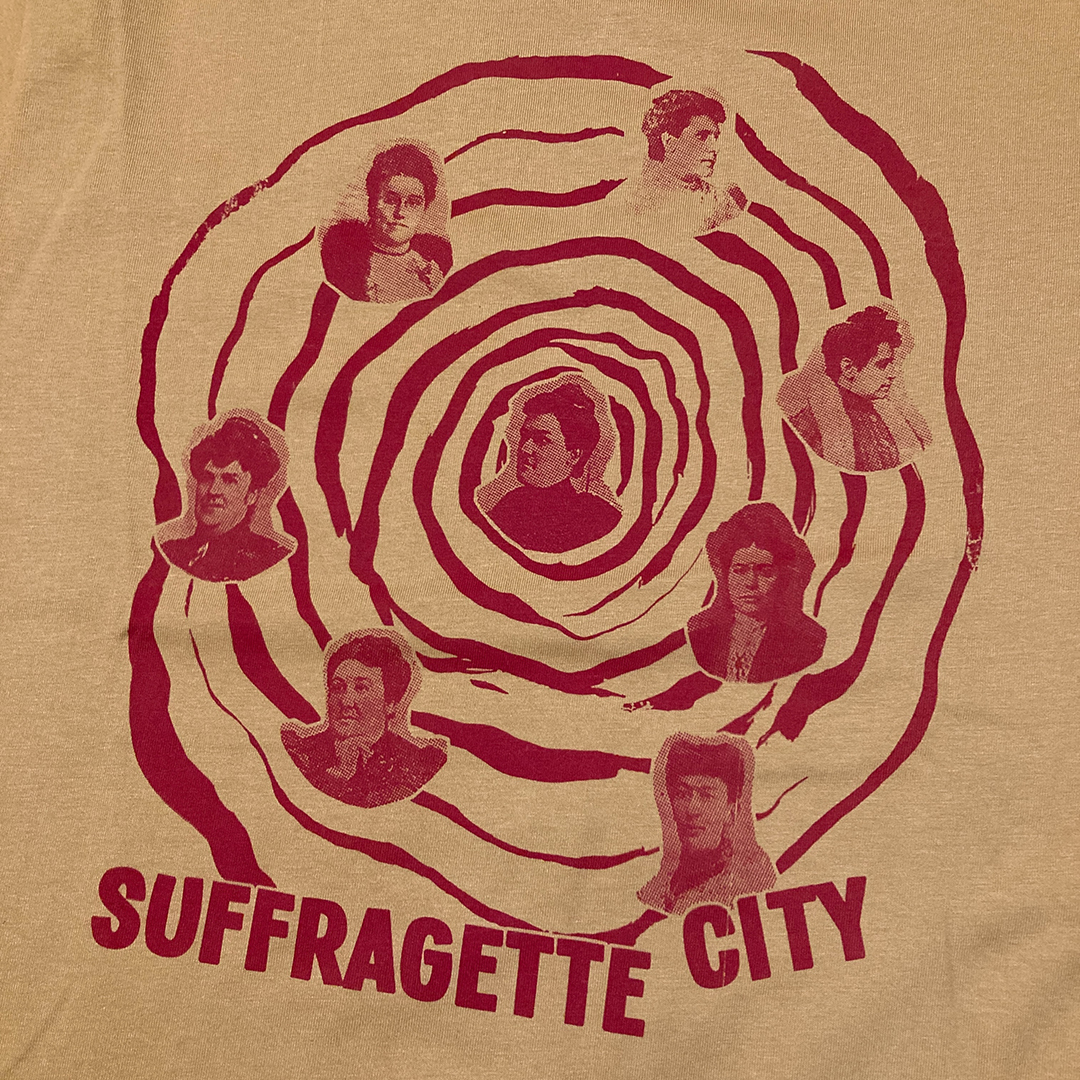 T-shirt com Sufragistas portuguesas (Beatriz Ângelo, Ana de Castro Osório, etc.) com o título Suffragette City, música de 1972 de David Bowie.